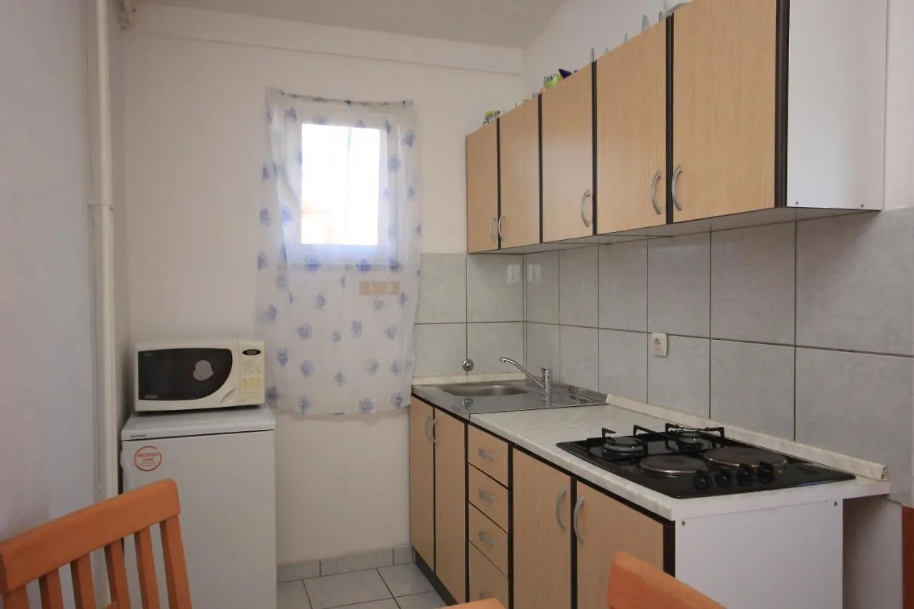 Apartments With A Parking Space Fazana - 7230 0*,