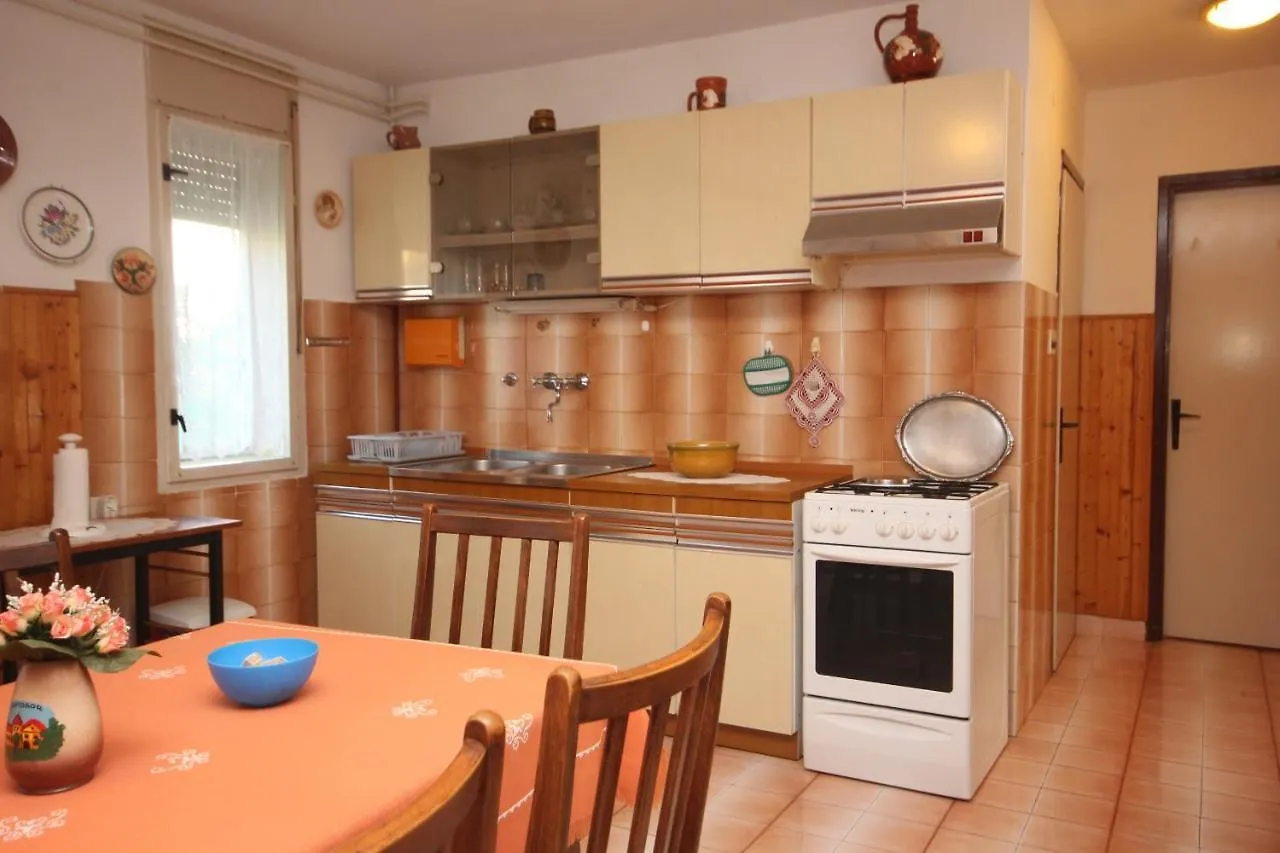 Apartments With A Parking Space Fazana - 7230 0*,